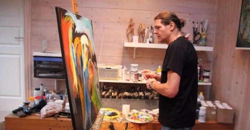 Jens Damholdt Hansen maler ved staffeliet i sit atelier i Alderslyst.